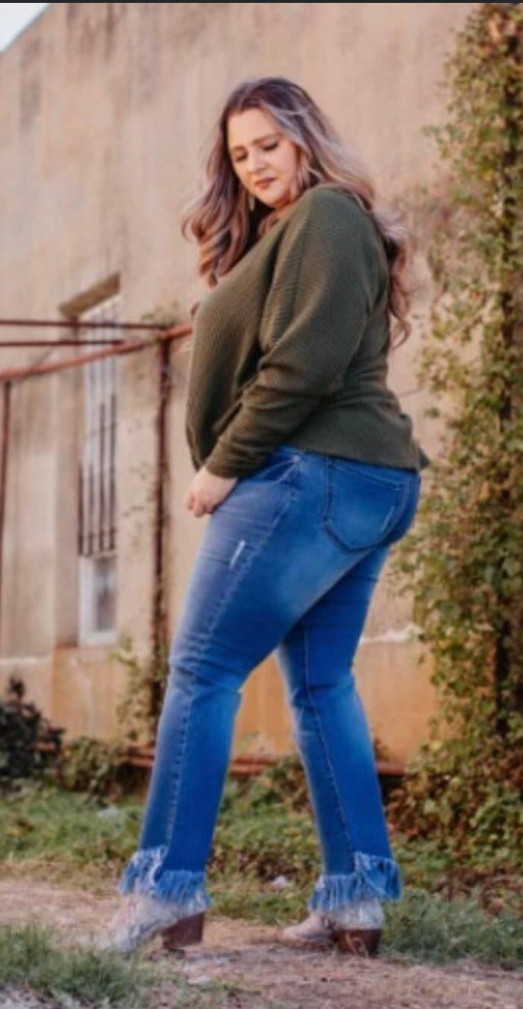 Mid-Washed Frayed Hem Boyfriend Jeans